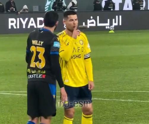 世界杯中国-C罗和布赖代球员禁区内互动，C罗用手势示意对手“少说多做”